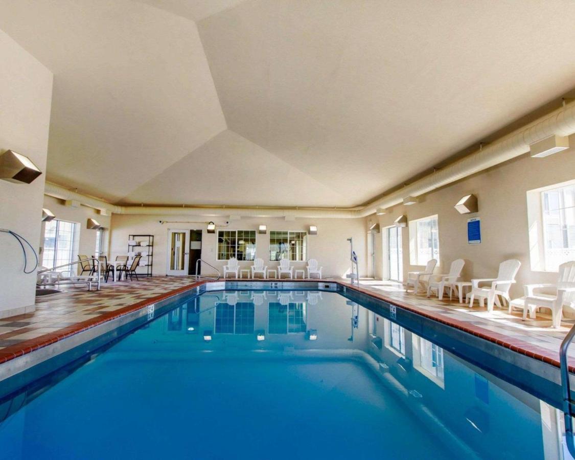 Heated swimming pool: Sleep Inn & Suites Evansville