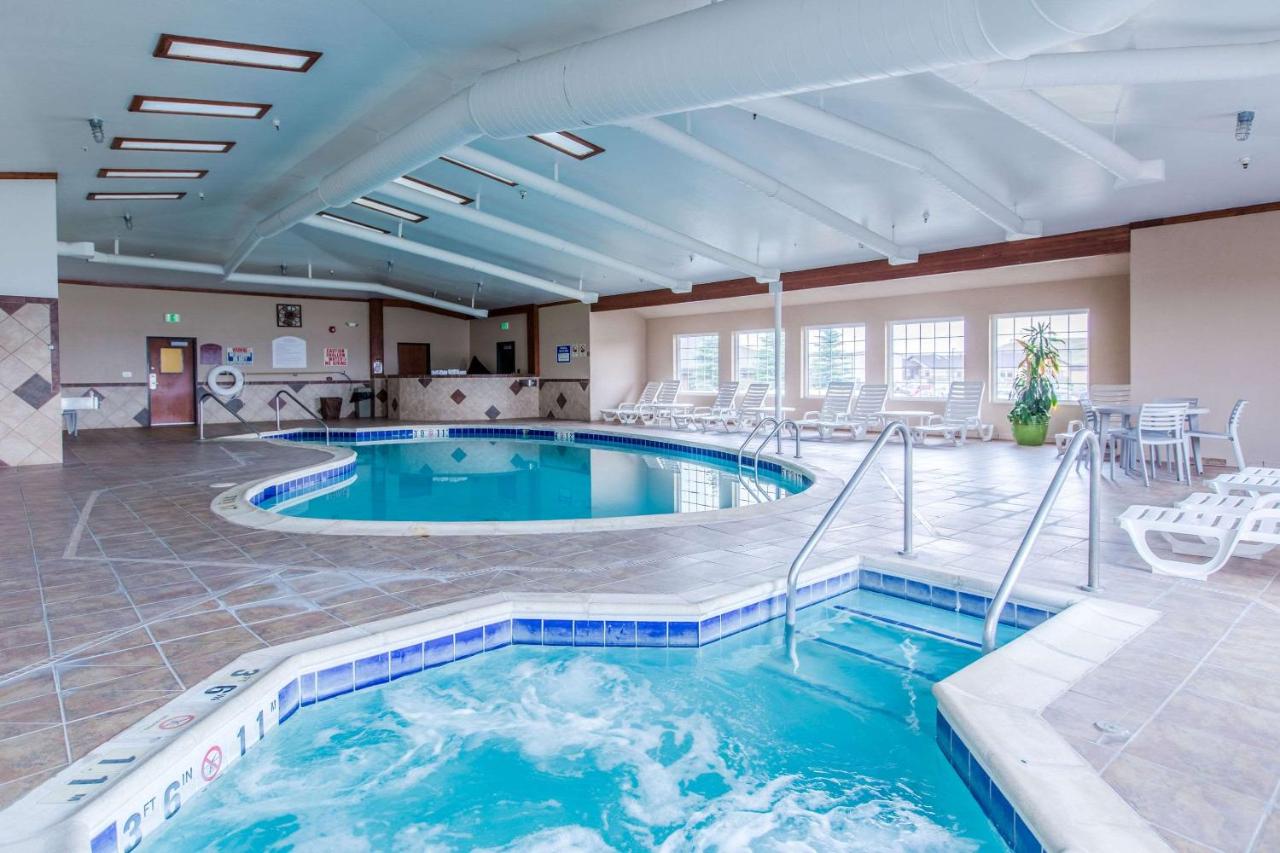 Heated swimming pool: Quality Inn & Suites - University