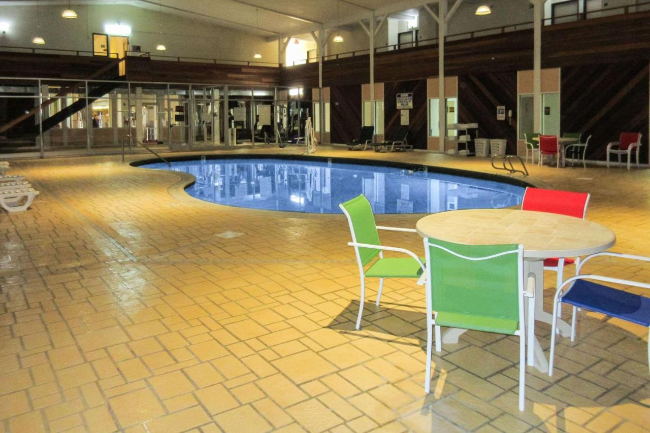 Heated swimming pool: Clarion Hotel Rock Springs-Green River