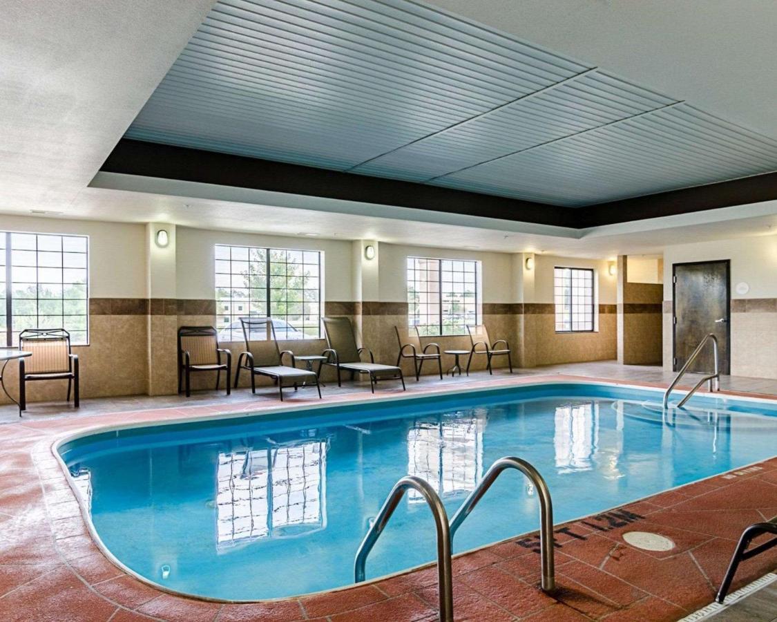 Heated swimming pool: Comfort Inn & Suites Lawrence