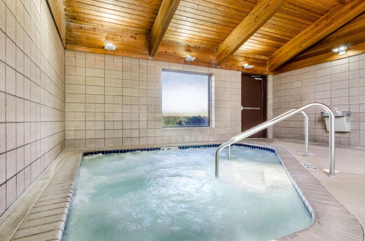 Heated swimming pool: Rodeway Inn