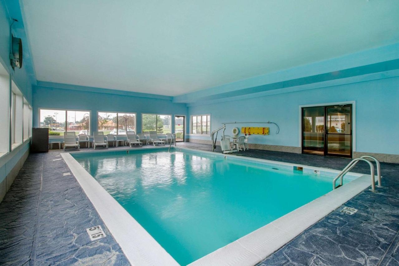 Heated swimming pool: Comfort Suites Danville