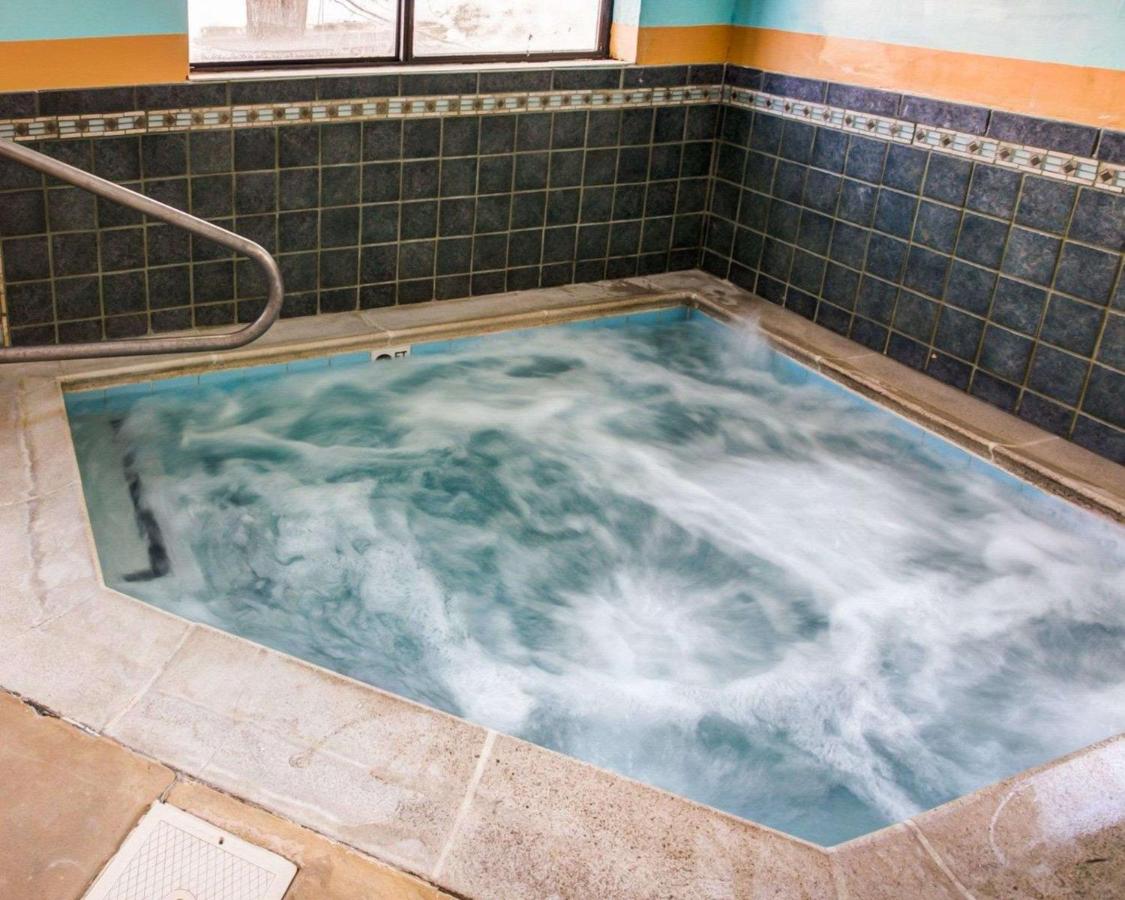 Heated swimming pool: Comfort Suites Georgetown