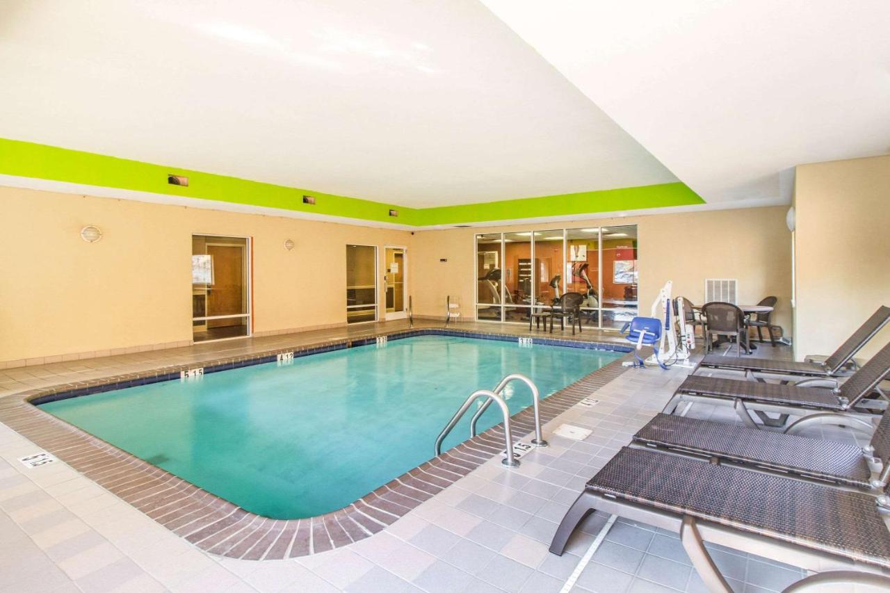 Heated swimming pool: Quality Suites - Corbin