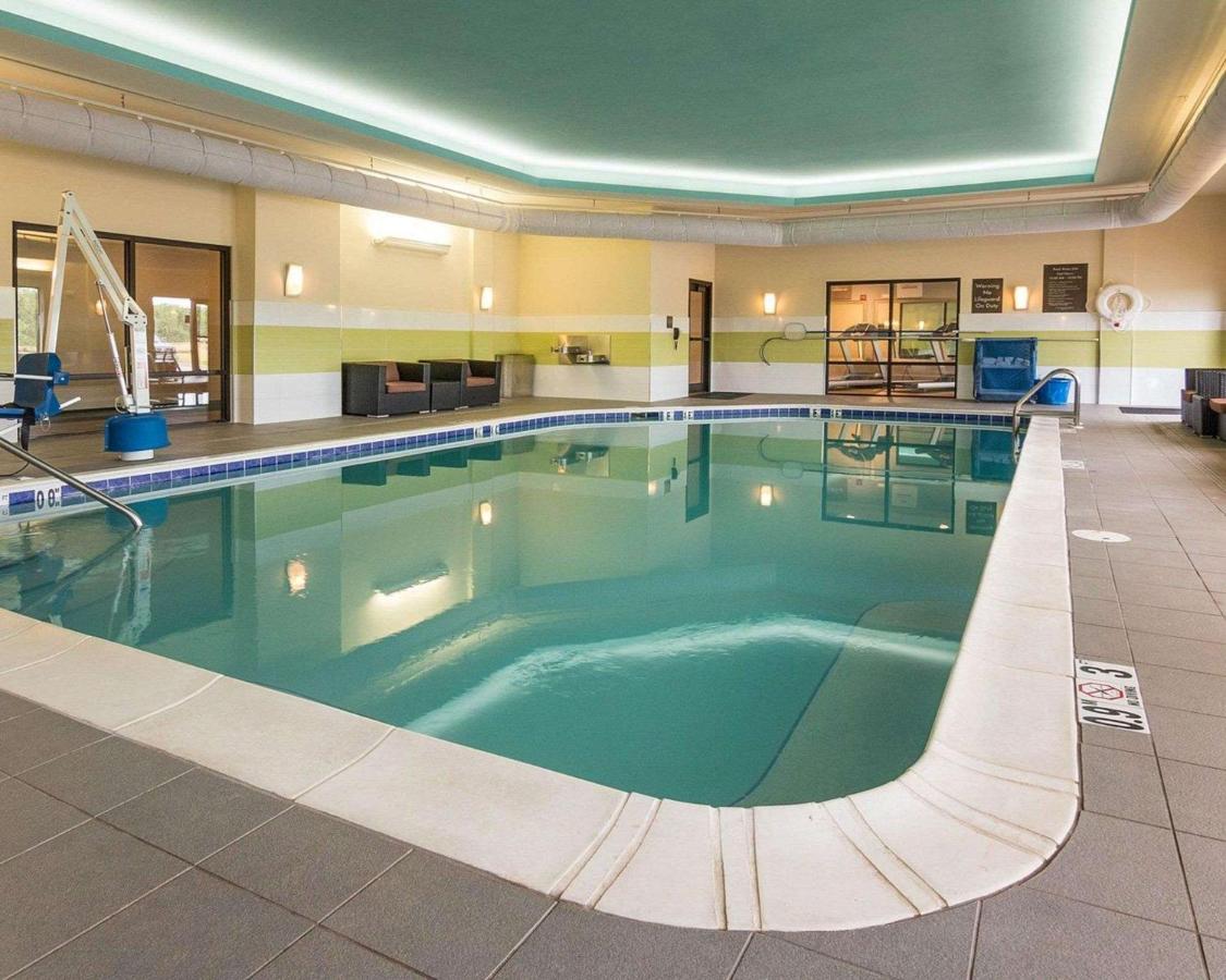 Heated swimming pool: Comfort Suites Bossier City