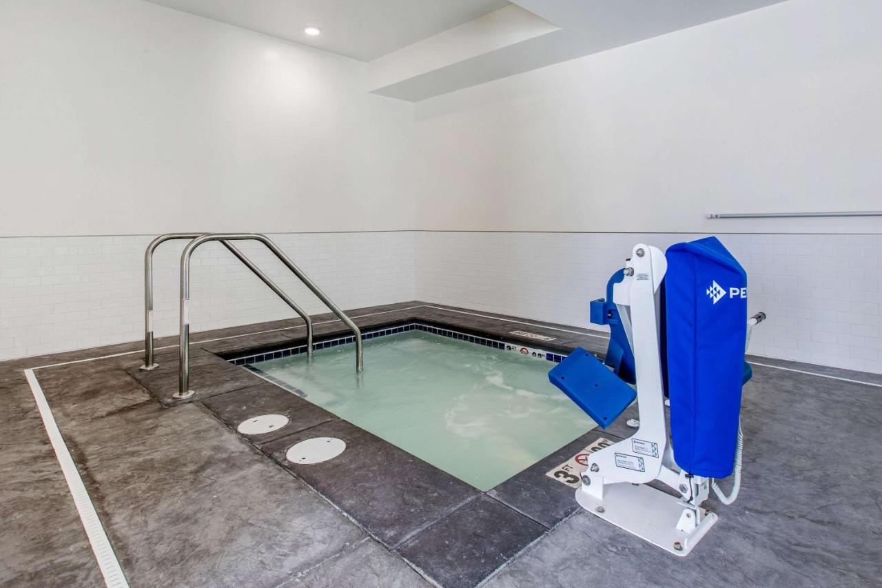 Heated swimming pool: Sleep Inn & Suites Ankeny - Des Moines