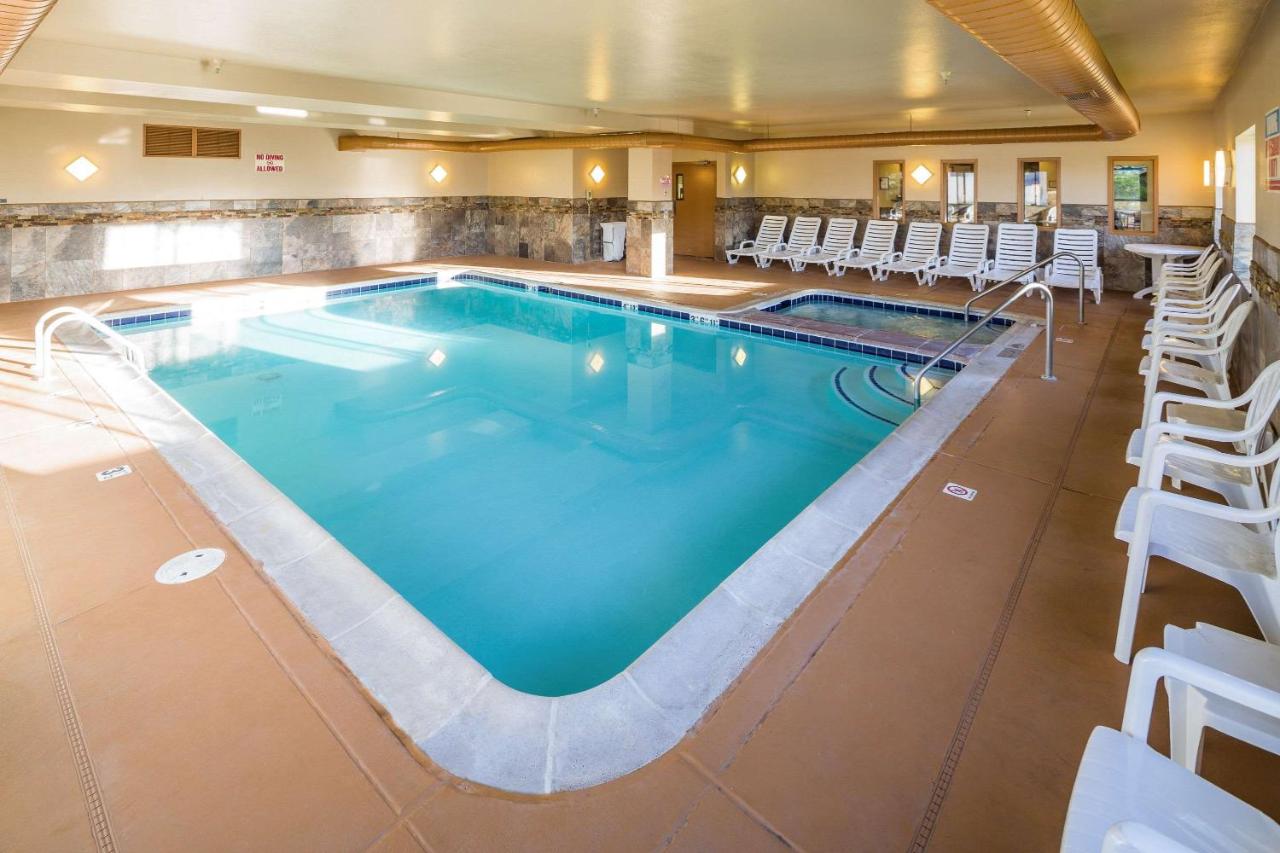 Heated swimming pool: Comfort Inn & Suites Gunnison-Crested Butte
