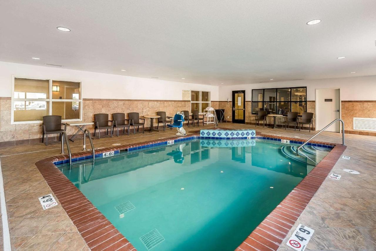 Heated swimming pool: Comfort Suites Firestone Longmont