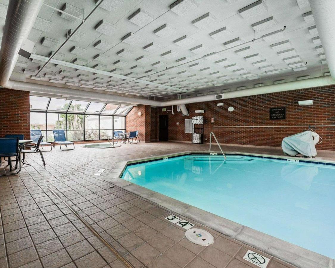 Heated swimming pool: Comfort Inn Denver East