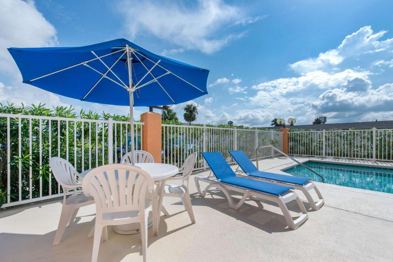 Heated swimming pool: Comfort Inn Kissimmee-Lake Buena Vista South