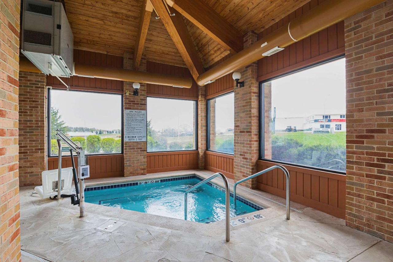 Heated swimming pool: Quality Inn Waverly