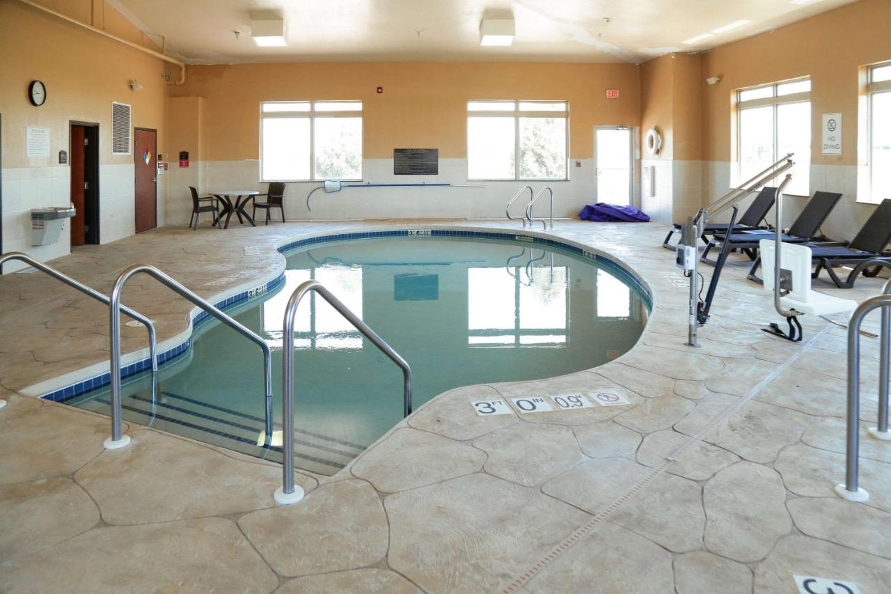 Heated swimming pool: Comfort Inn & Suites Grinnell