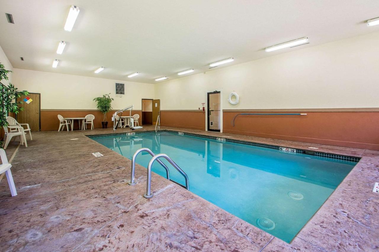 Heated swimming pool: Quality Inn & Suites Decorah