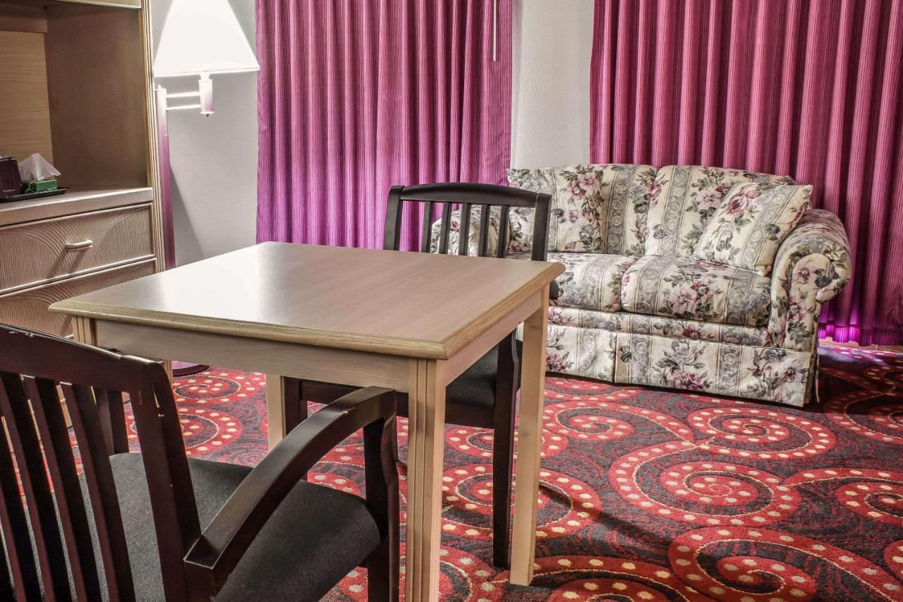 Spencer Inn & Suites — photo 16
