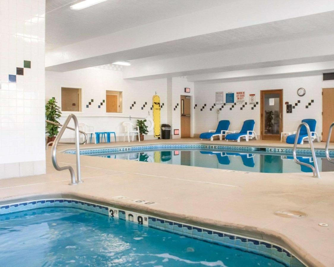 Heated swimming pool: Comfort Suites Boise Airport
