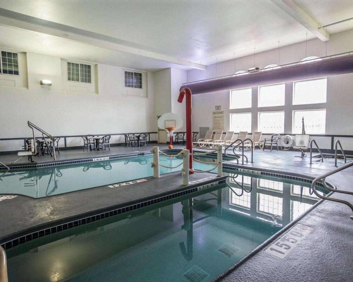 Heated swimming pool: Quality Inn & Suites Dixon near I-88