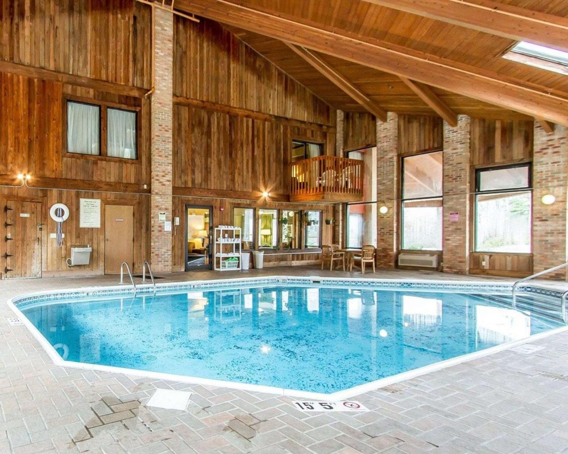 Heated swimming pool: Quality Inn Macomb near University Area