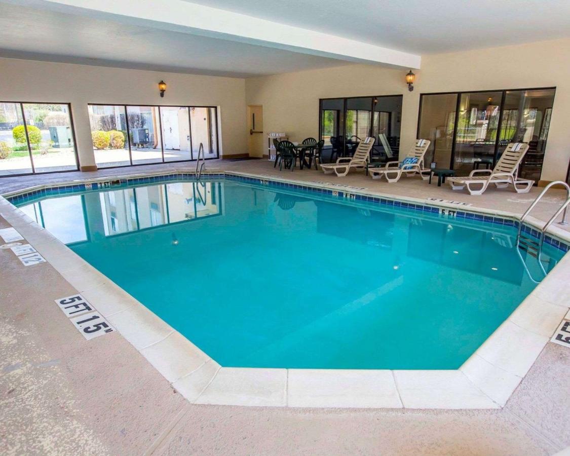 Heated swimming pool: Comfort Suites University Area Notre Dame-South Bend