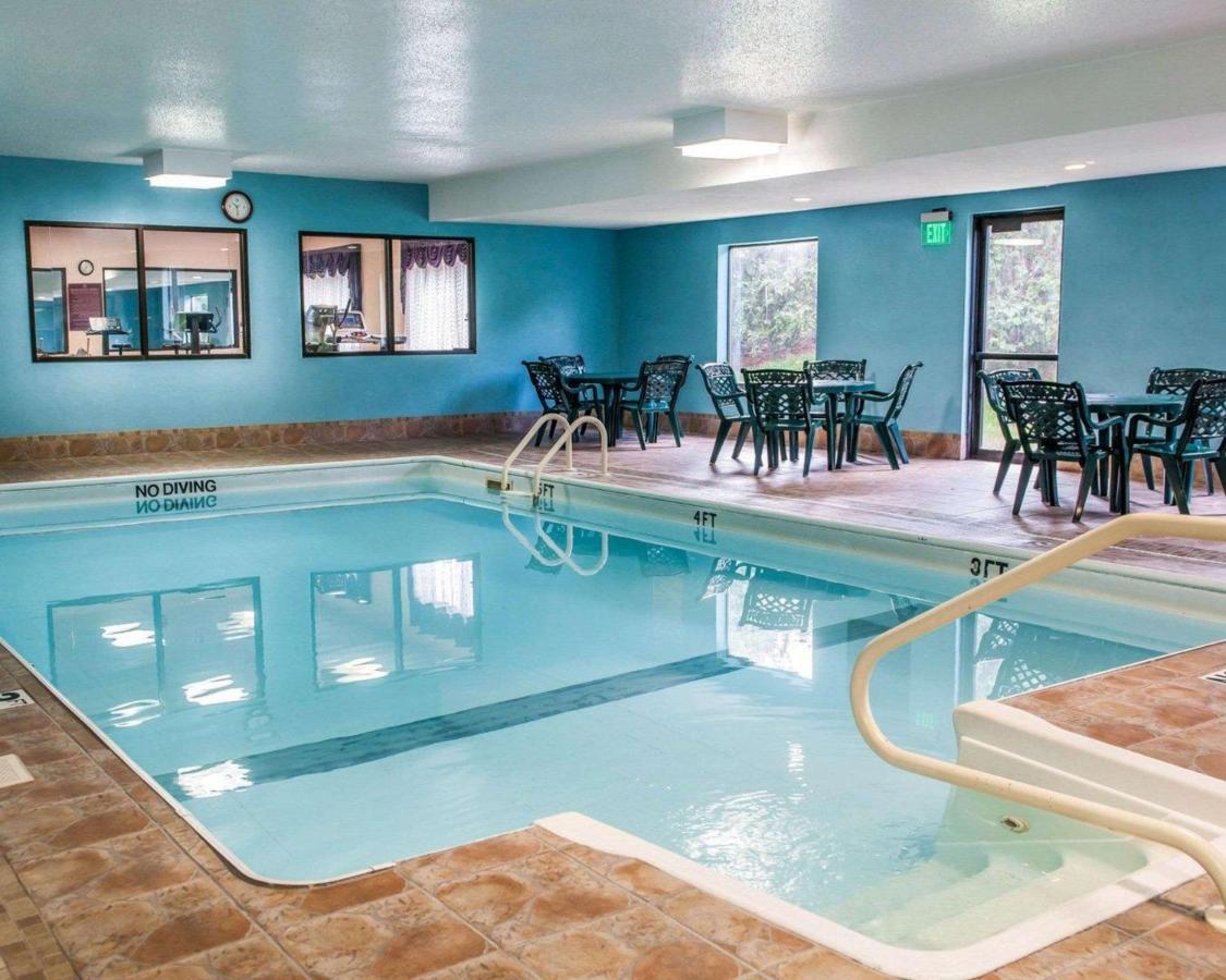 Heated swimming pool: Quality Inn & Suites South Bend Airport