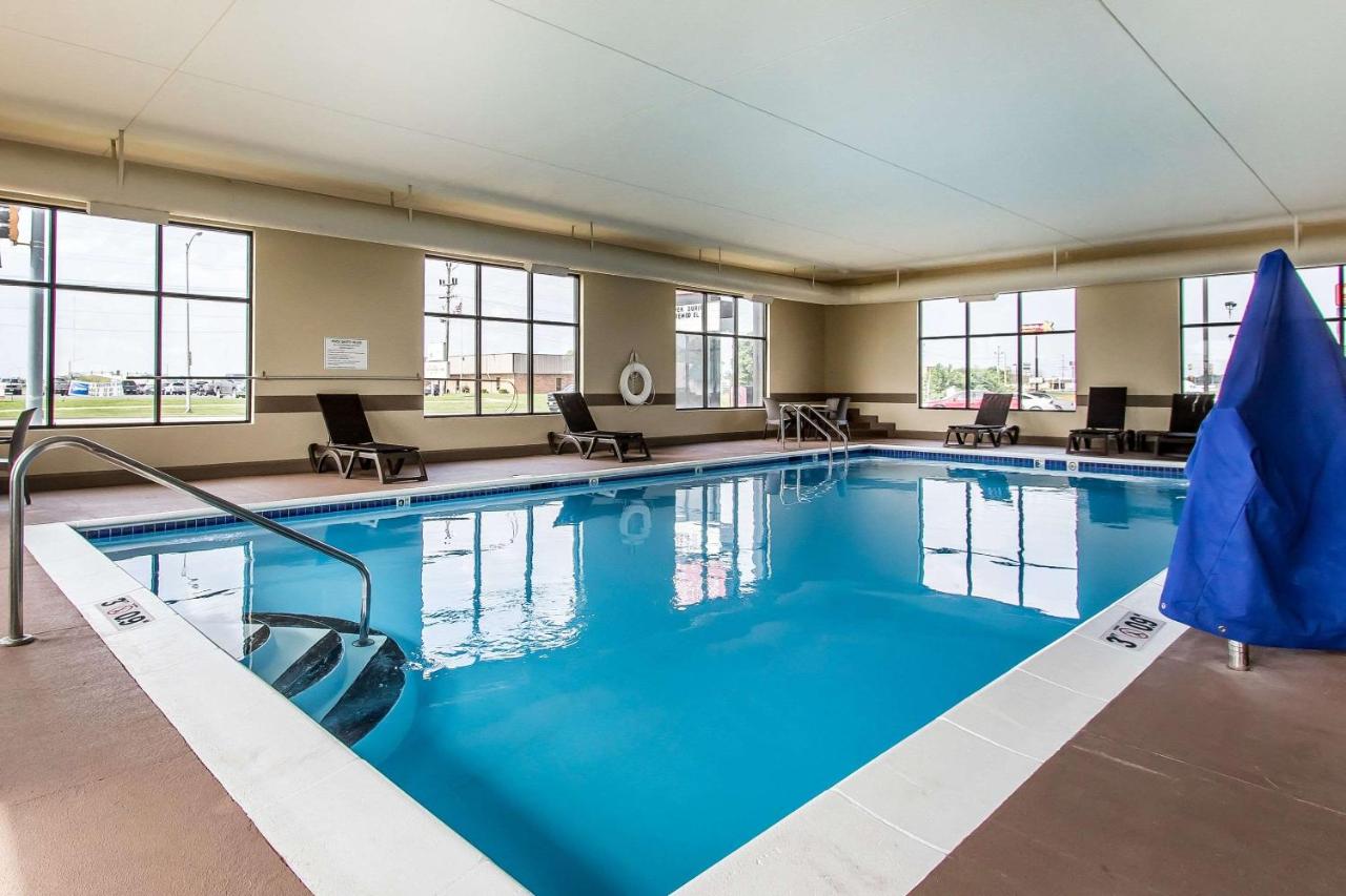 Heated swimming pool: Comfort Suites Effingham