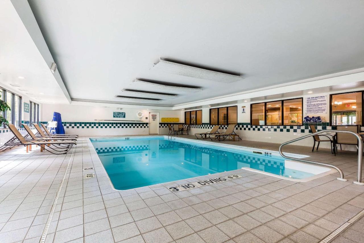 Heated swimming pool: Comfort Inn & Suites Mishawaka-South Bend
