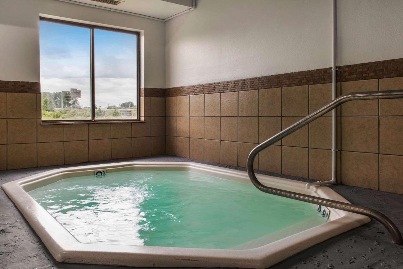 Heated swimming pool: Quality Inn & Suites Anderson I-69
