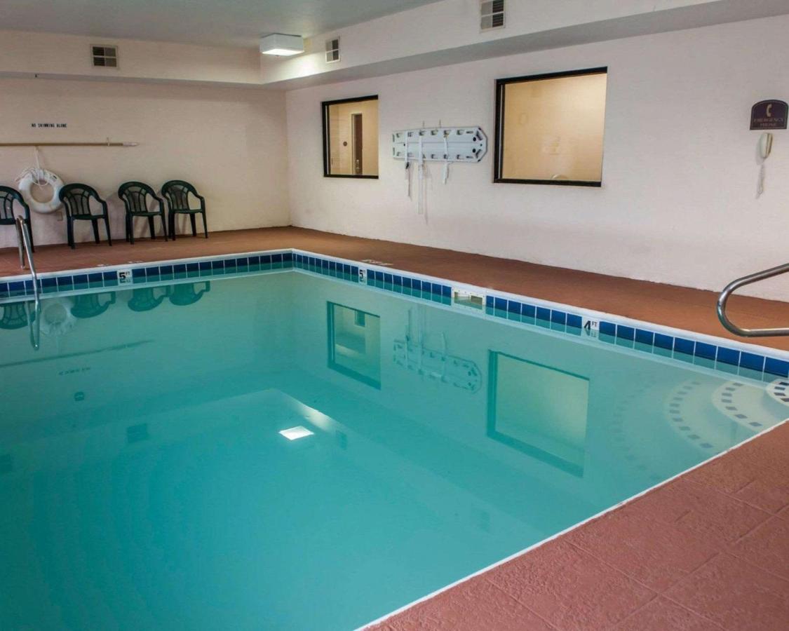 Heated swimming pool: Sleep Inn South Bend Airport