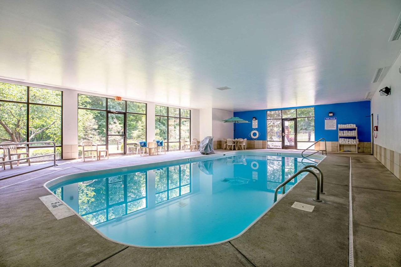Heated swimming pool: Comfort Inn Indianapolis North - Carmel
