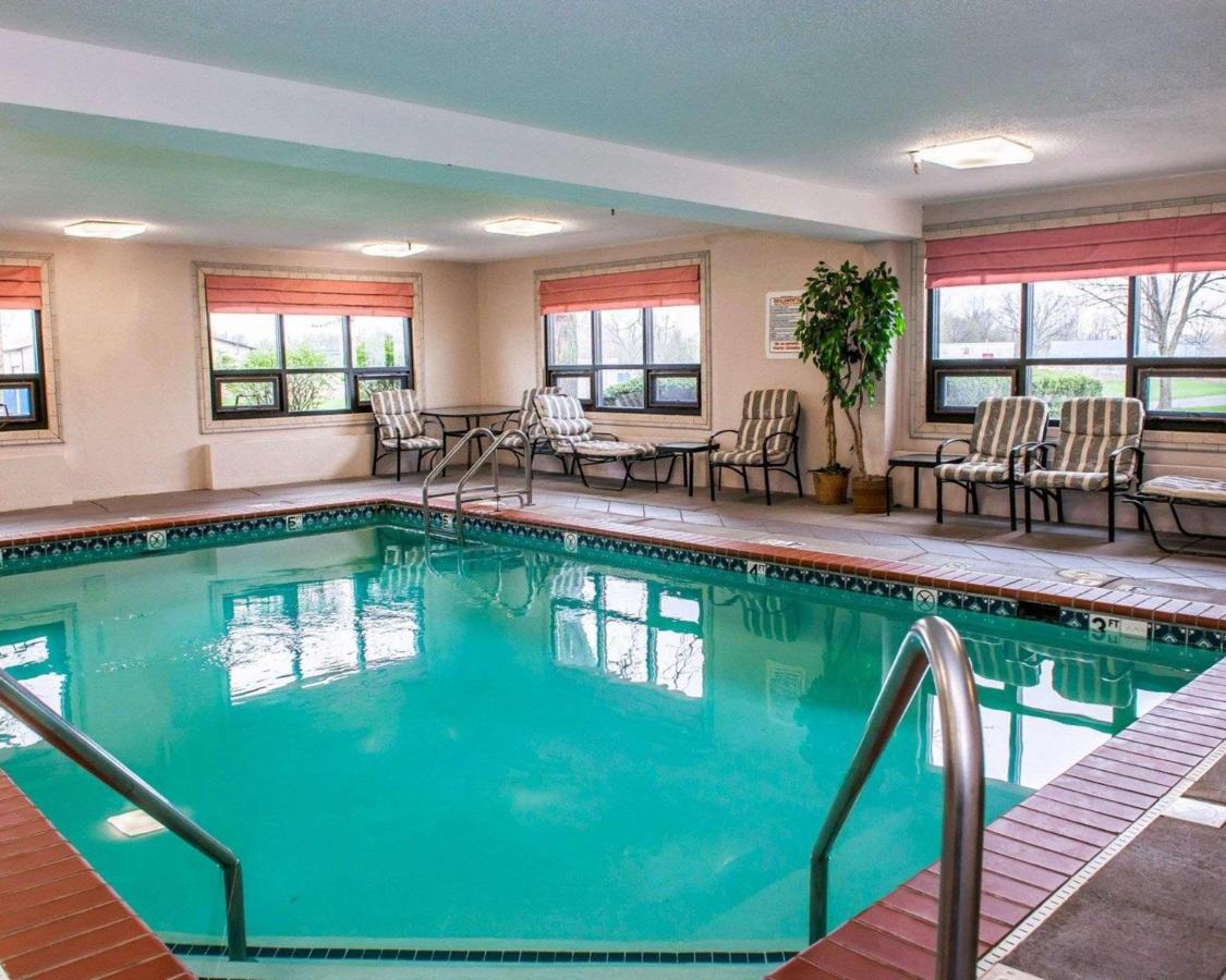 Heated swimming pool: Comfort Inn Indianapolis South I-65