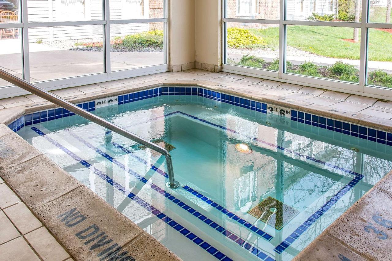 Heated swimming pool: Comfort Inn Chelsea