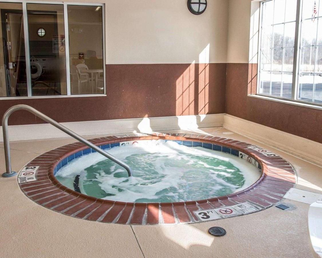 Heated swimming pool: Quality Inn Near Interstate I94