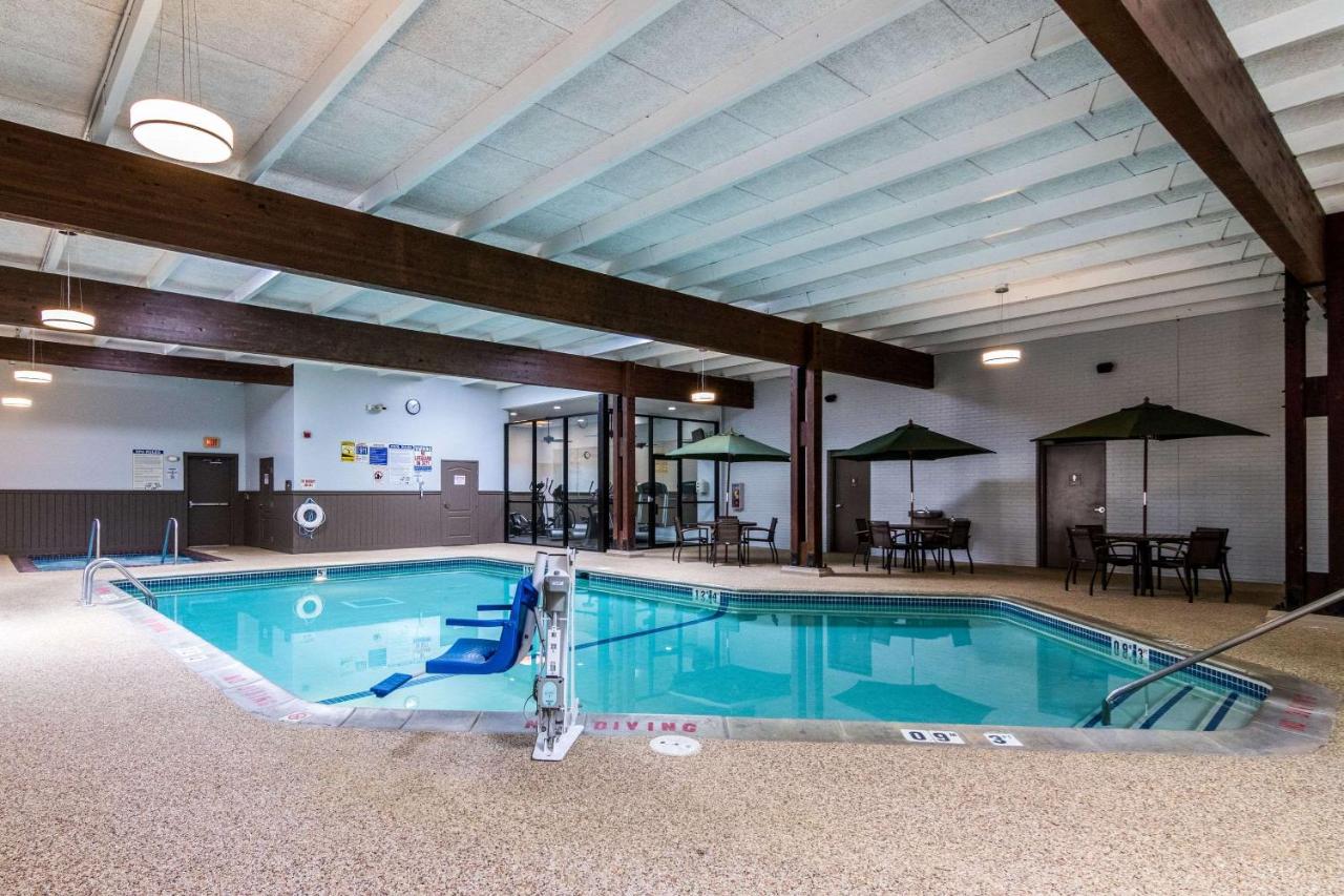 Heated swimming pool: Comfort Inn Plymouth-Minneapolis