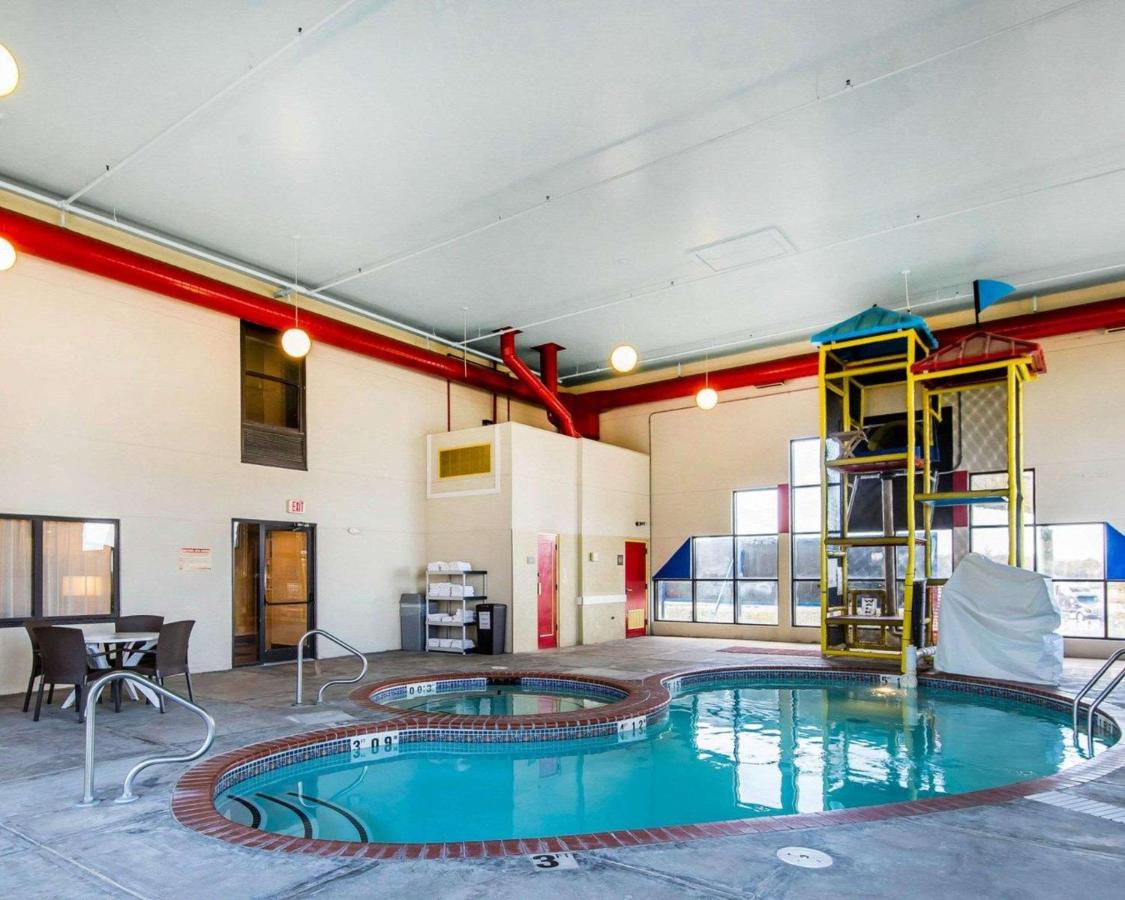 Heated swimming pool: Quality Inn Cameron