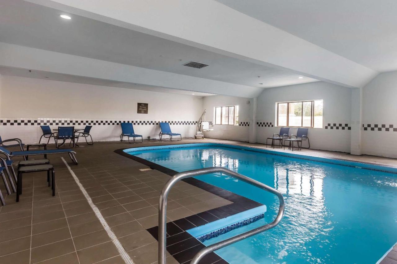 Heated swimming pool: Comfort Inn & Suites Crystal Inn Sportsplex Gulfport