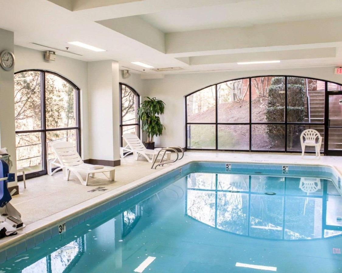 Heated swimming pool: Comfort Suites Regency Park