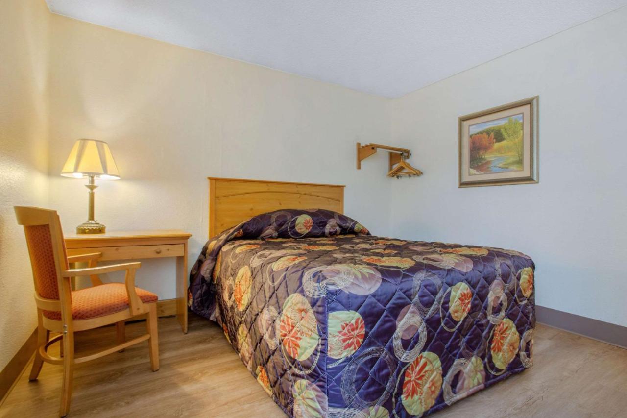 Rodeway Inn Asheville — photo 19