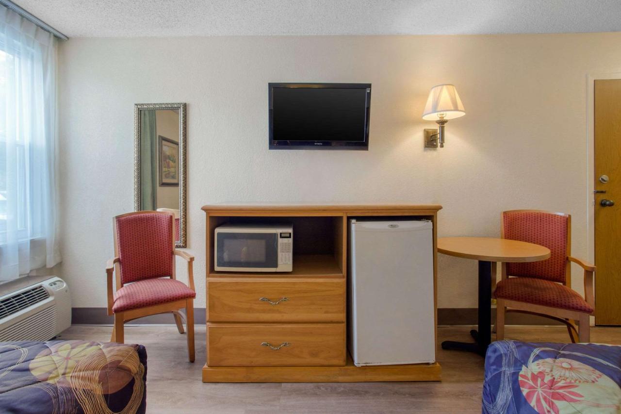 Rodeway Inn Asheville — photo 20