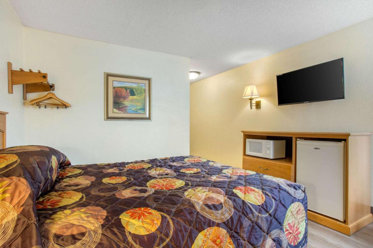 Rodeway Inn Asheville — photo 23