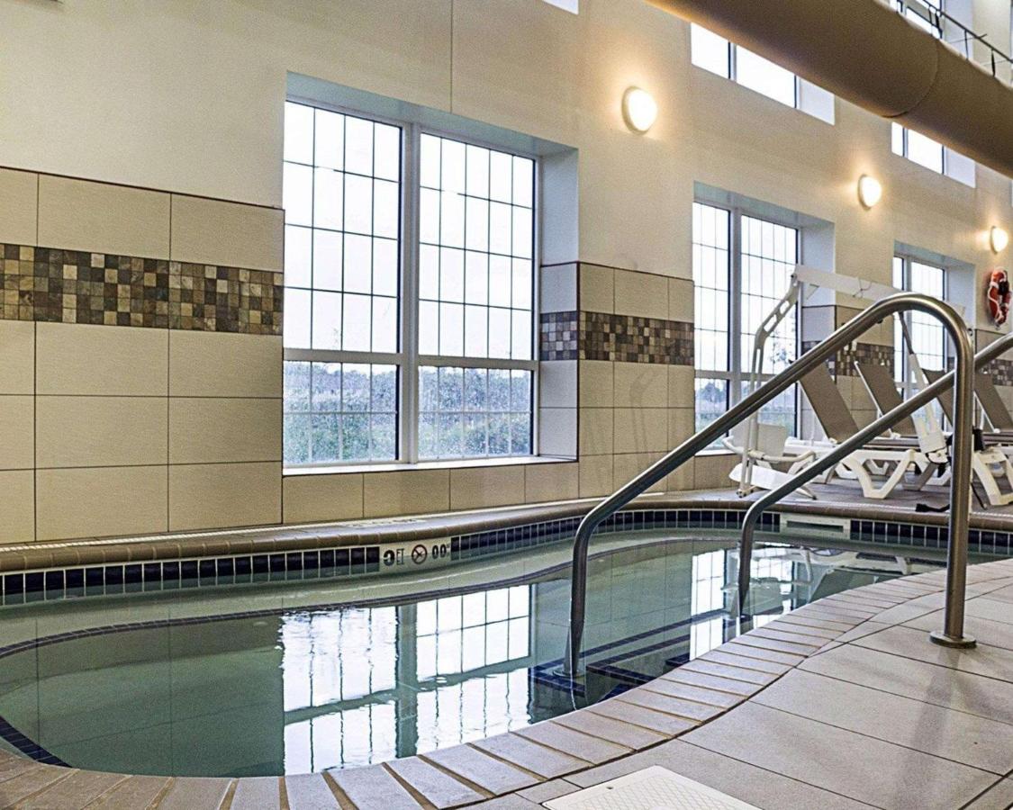 Heated swimming pool: Comfort Suites Minot