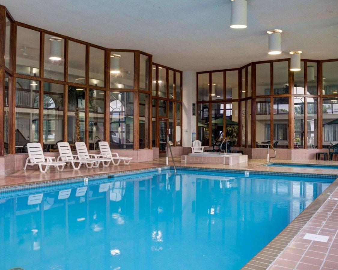 Heated swimming pool: Rodeway Inn Columbia Mall Loop