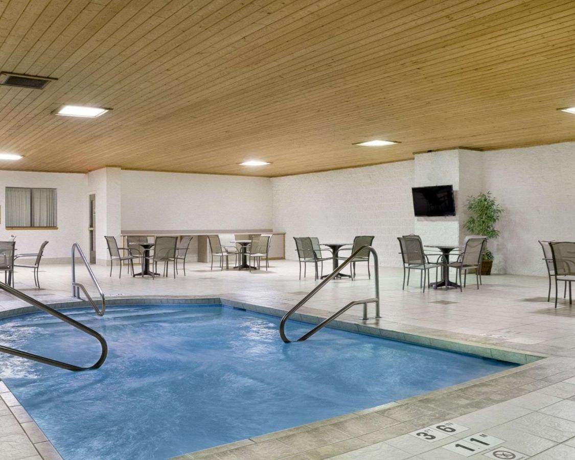 Heated swimming pool: Quality Inn Bismarck