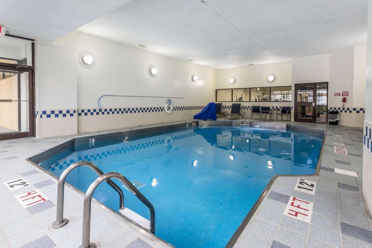 Heated swimming pool: Comfort Inn SW Omaha I-80