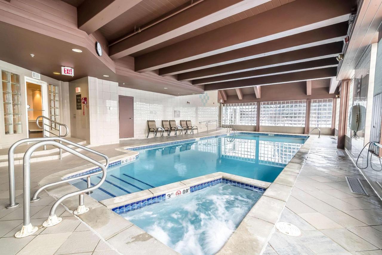 Heated swimming pool: Comfort Inn Concord