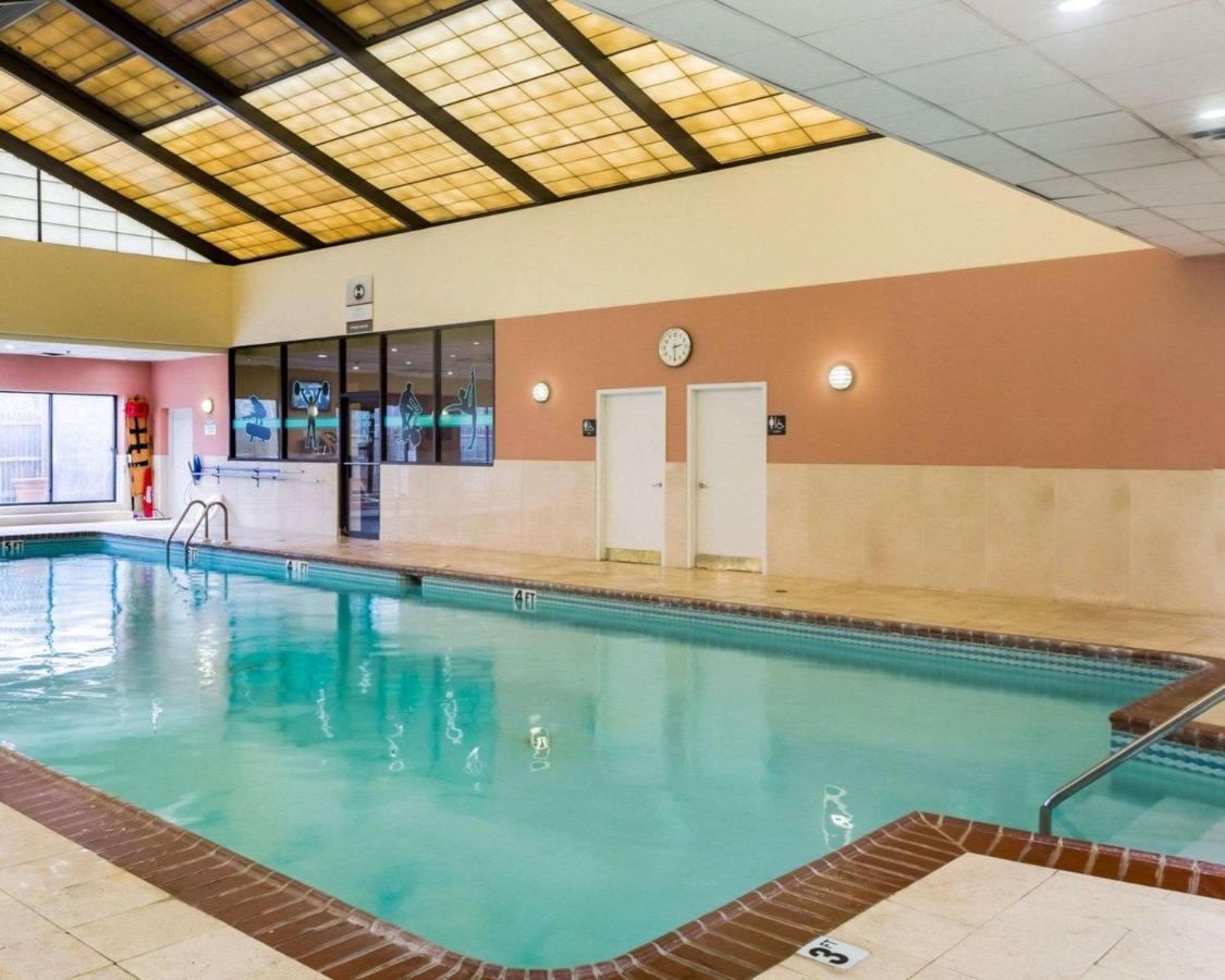Heated swimming pool: Clarion Hotel Somerset - New Brunswick