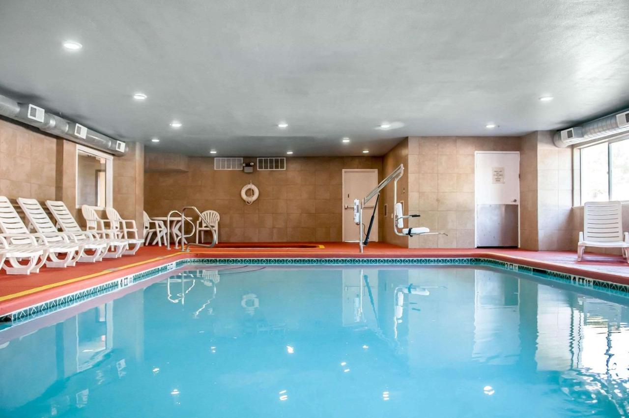 Heated swimming pool: Comfort Suites Albuquerque