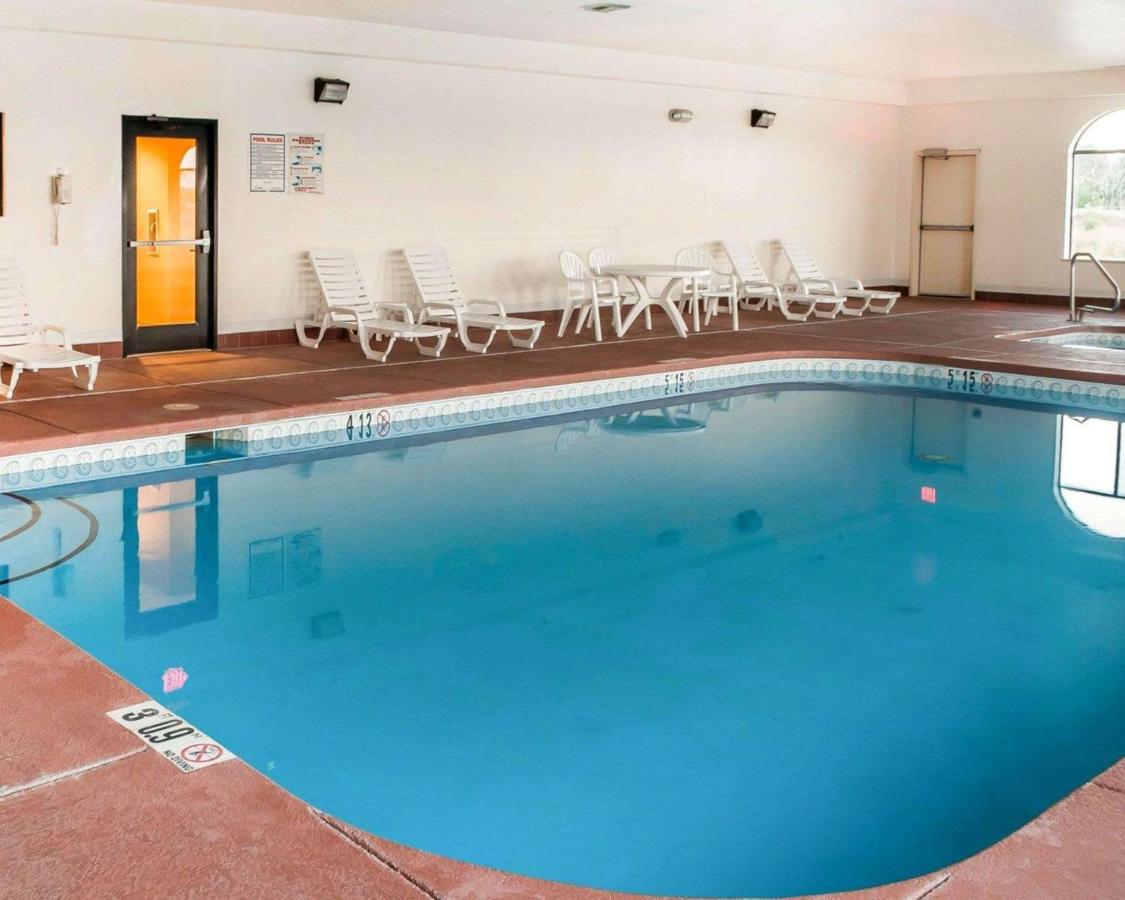 Heated swimming pool: Comfort Inn & Suites Socorro