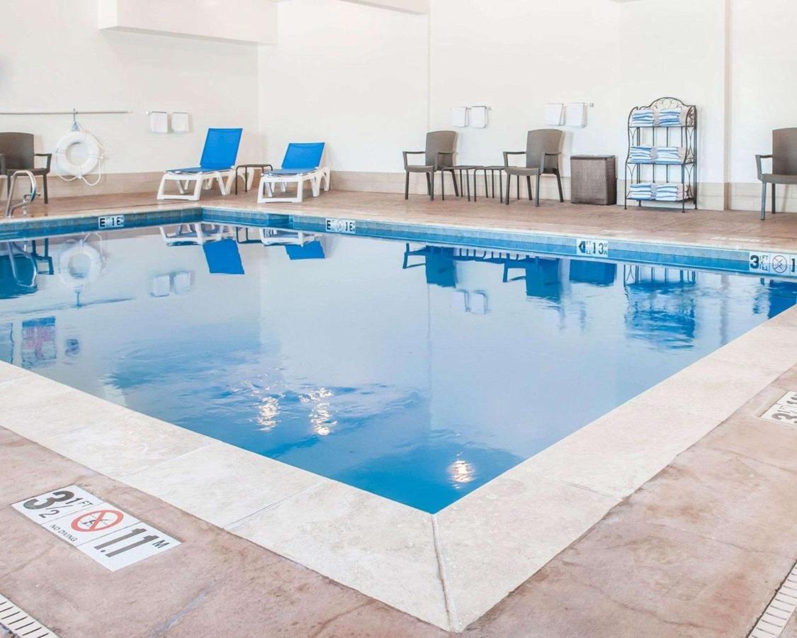 Heated swimming pool: Comfort Suites Farmington