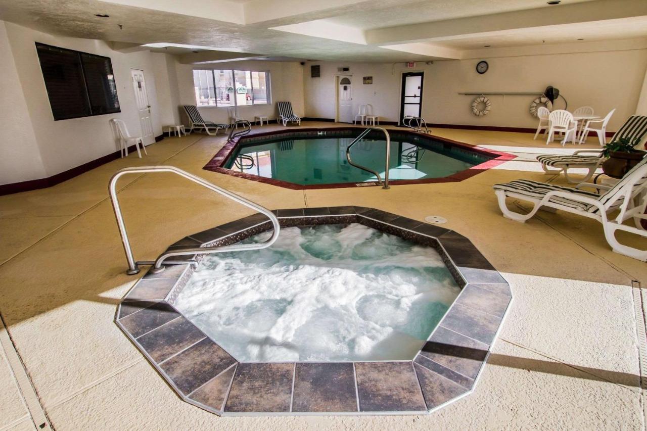 Heated swimming pool: Sleep Inn Gallup