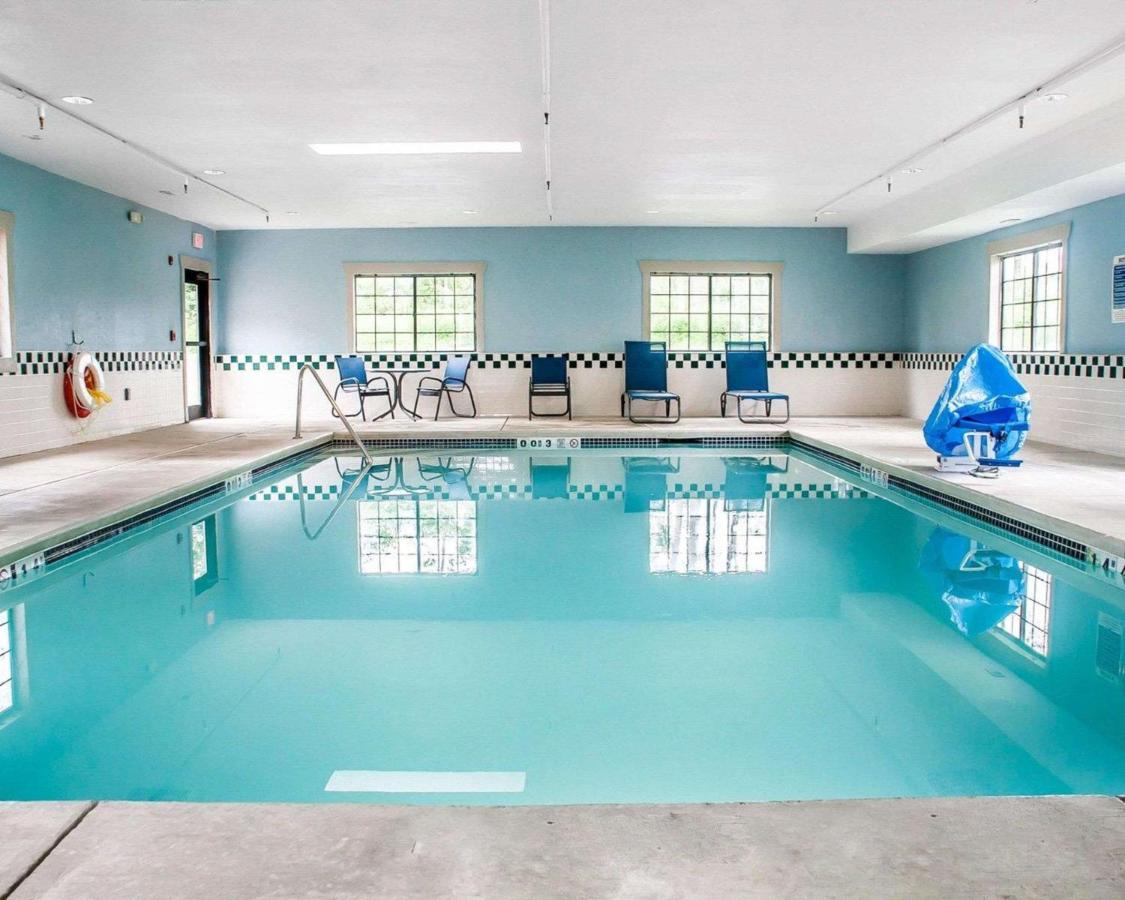 Heated swimming pool: Comfort Inn & Suites Hamburg