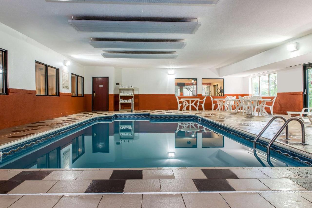 Heated swimming pool: Comfort Inn East Pickerington